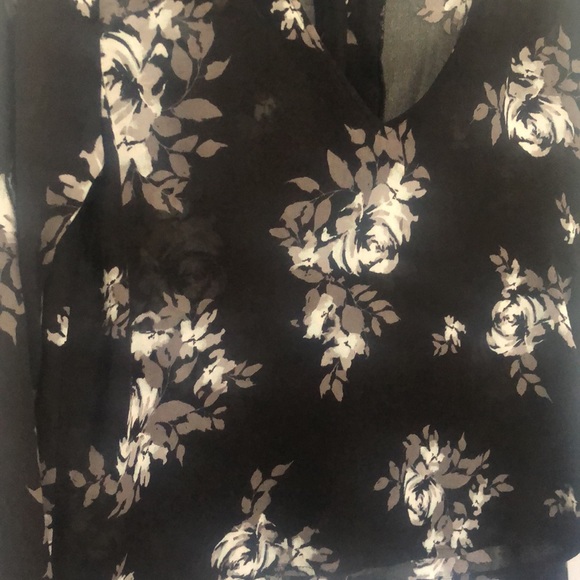 Kendall & Kylie Floral V Neck Choker Blouse in Size Small - Picture 3 of 10